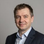 Портрет уверенного российского бизнесмена в студийном освещении на нейтральном размытом фоне для сайта Гет Скинс