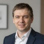 Портрет уверенного российского бизнесмена в студийном освещении на нейтральном размытом фоне для сайта Гет Скинс