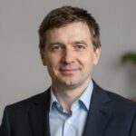 Портрет уверенного российского бизнесмена в студийном освещении на размытом нейтральном фоне для сайта Гет Скинс